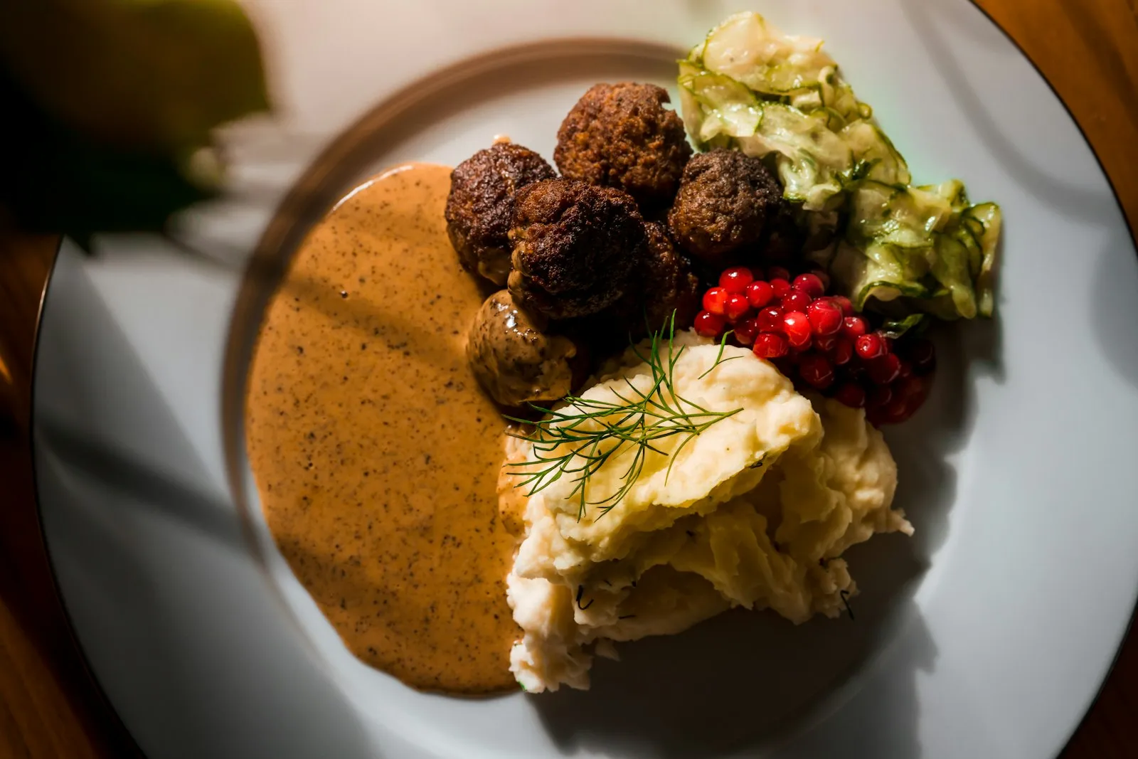Kjøttkaker med potetmos, brun saus og tyttebær
